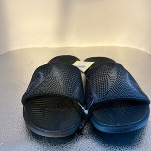 All in motion, children’s new tags size one pair of slip on sandals.​